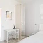 Angela's Apartment. Elegant Two Bedroom House In