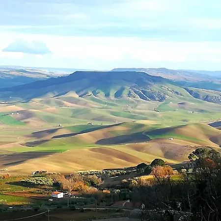 Angela's Apartment. Elegant Two Bedroom House In