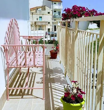 Angela's Apartment. Elegant Two Bedroom House In דירה Irsina