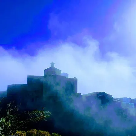 Lejlighed Angela's Apartment. Elegant Two Bedroom House In *