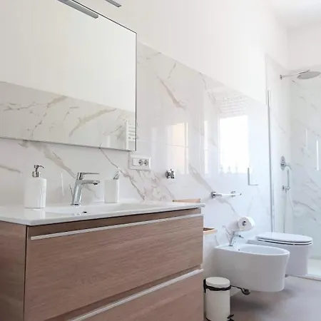 Angela's Apartment. Elegant Two Bedroom House In Lejlighed *