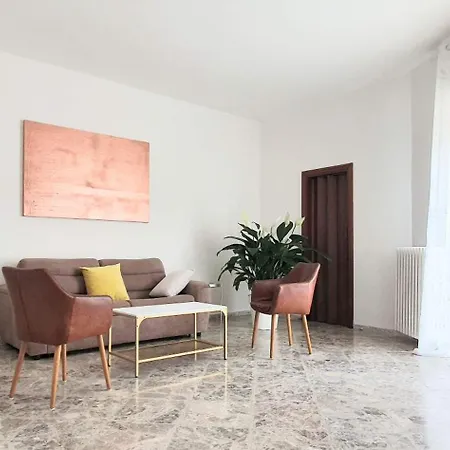 Angela's Apartment. Elegant Two Bedroom House In *