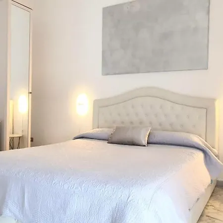 Angela's Apartment. Elegant Two Bedroom House In *