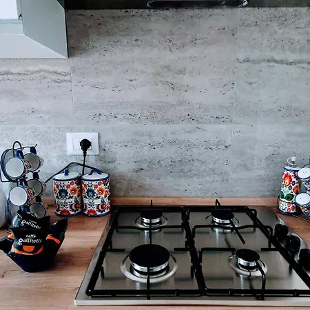 Angela's Apartment. Elegant Two Bedroom House In Lejlighed