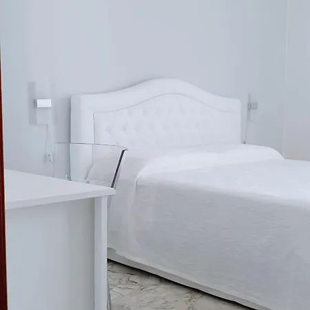 Angela's Apartment. Elegant Two Bedroom House In Lejlighed