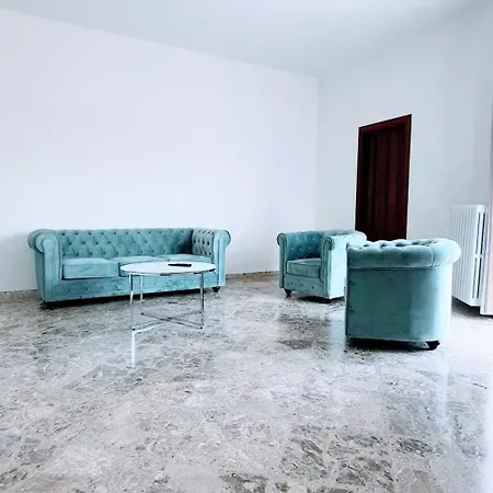 アパート Angela's Apartment. Elegant Two Bedroom House In