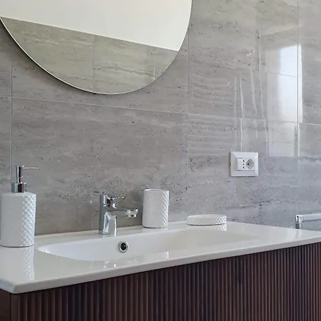 Angela's Apartment. Elegant Two Bedroom House In *