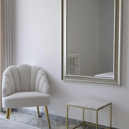 Angela's Apartment. Elegant Two Bedroom House In Lejlighed