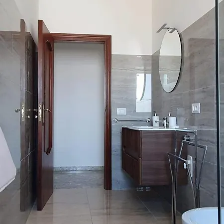 Lejlighed Angela's Apartment. Elegant Two Bedroom House In *