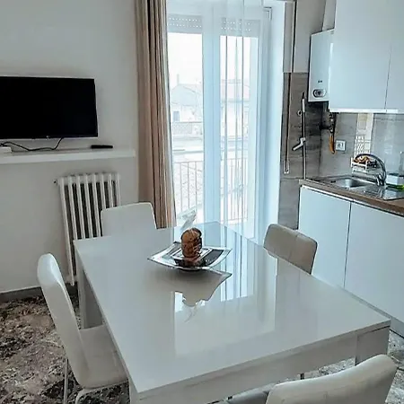 アパート Angela's Apartment. Elegant Two Bedroom House In