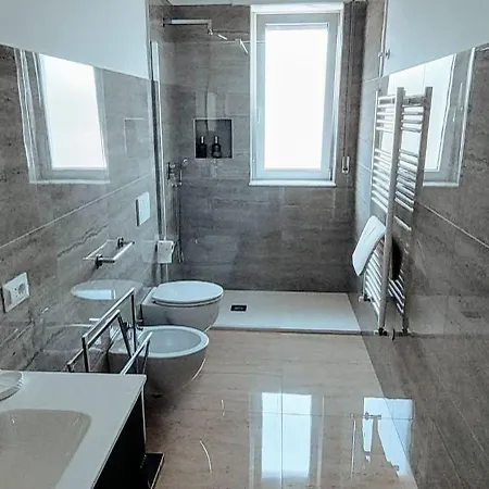 Angela's Apartment. Elegant Two Bedroom House In