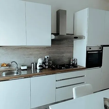アパート Angela's Apartment. Elegant Two Bedroom House In