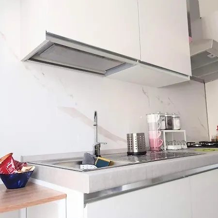 アパート Angela's Apartment. Elegant Two Bedroom House In