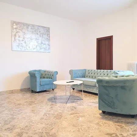 Apartament Angela's Apartment. Elegant Two Bedroom House In *